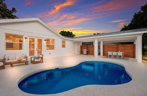 Palmetto House | 3BR Lux Home, Heated Pool, Fire Pit, Outdoor TV