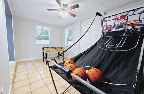Sarasota Springs House | 3BR retreat w/private fence yard 16 min to Siesta Key