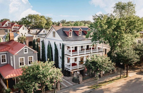Cannonborough Elliotborough Apartment | 3BR Sleeps 6 | Dual Porches, Parking & BBQ | Walk to King St | Charleston
