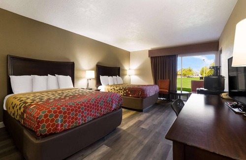 Perry Hotel | 4 Accommodations for Family & Group Stays in Perry | Free Parking & Breakfast