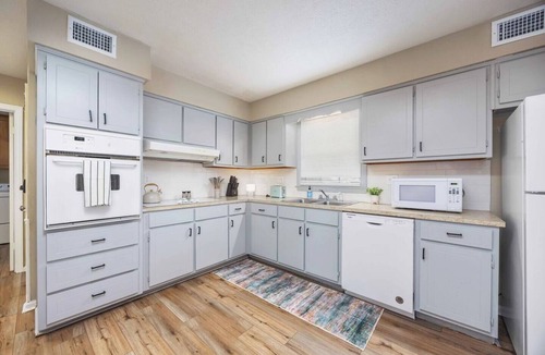 Columbus House | 4-Bed Haven Pool Table, Shuffleboard Massage Chair
