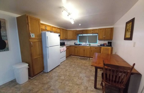 Fellowship House | 4-Bedroom 2 Bath -Ocala Retreat - King Beds, Good For Groups - Sleeps 10 - Quiet