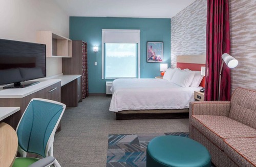 Port Canaveral Hotel | 4 Bright King Studios w/Pool Bar & Breakfast | Near Cocoa Beach Pier