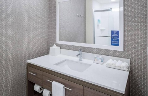 Port Canaveral Hotel | 4 Bright King Studios w/Pool Bar & Breakfast | Near Cocoa Beach Pier