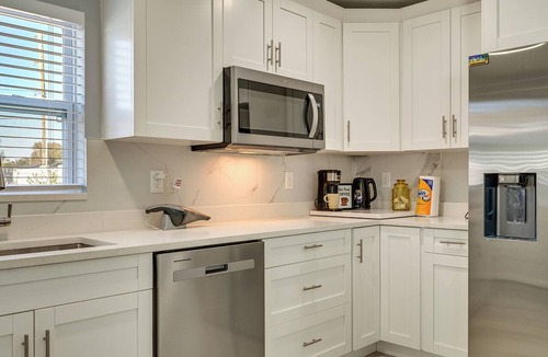 Carver City - Lincoln Gardens Apartment | 4 Mi to Downtown Tampa! Urban Couples Retreat