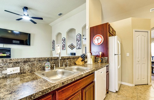 Spring Hill House | 4 Mi to Weeki Wachee Springs! Fun-Filled Home