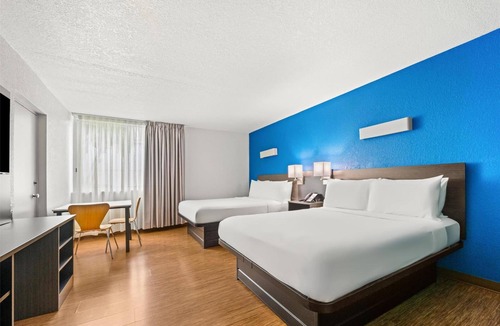 Ludlam Hotel | 4 Vibrant Rooms Ideal for Family | Haileah Park Racing & Casino - 5.5miles