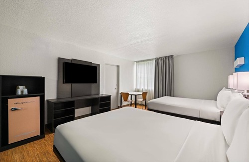Ludlam Hotel | 4 Vibrant Rooms Ideal for Family | Haileah Park Racing & Casino - 5.5miles
