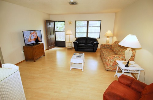 Laurel Villa | 403 Shore Rd - Spacious, Walk to Nokomis Beach/Casey Key, Wi-Fi, Pet Friendly