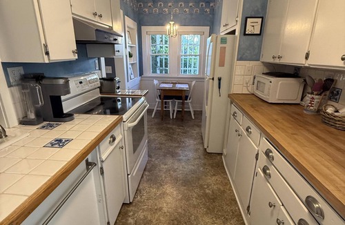 Lakeside Cottage | 418 E. Third In Lakeside