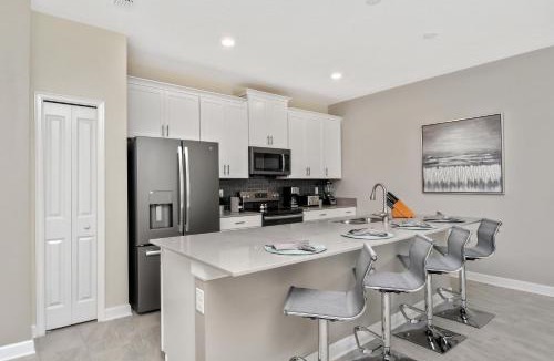 Groveland House | 4817CO Townhouse 4 Beds & 3 Baths with Private Pool