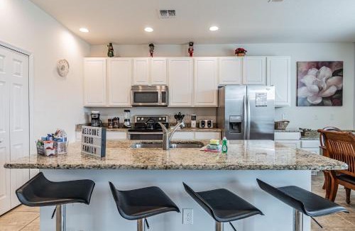 Bellavida Villa | 4BR Bella Vida Lakeview Pool Townhome