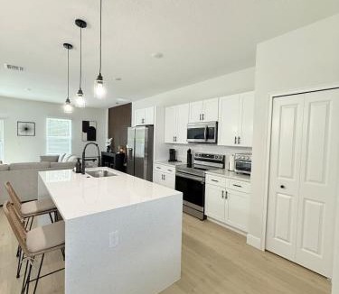 Ocala House | 4BR Corporate Ready Home Fast Wi-Fi and Workspace