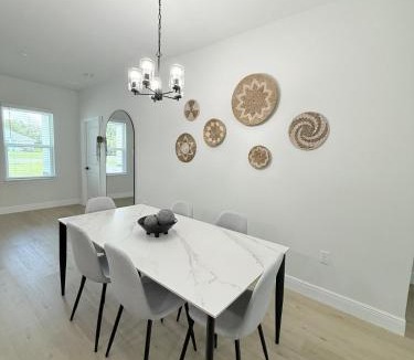 Ocala House | 4BR Corporate Ready Home Fast Wi-Fi and Workspace