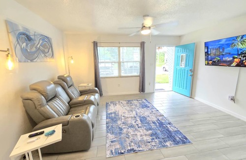 Bearss Plaza House | 4k TV's, Soft Mattress, Remodeled, Moffitt, USF