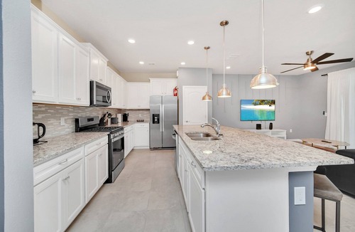 Loughman House | 5 BEDROOM HOUSE WITH POOL AND LAKEVIEW