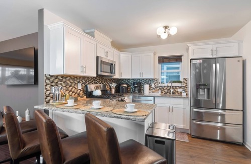 Elizabeth Apartment | 5 Min to EWR/25 Min to NYC I Modern 3BR Apt
