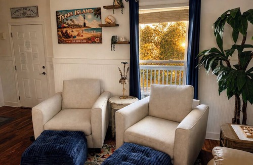 Savannah Beach House | 5 Star Tybee Gem - 4 bedrooms for two families -Sleeps 10 + Parking for 4 cars