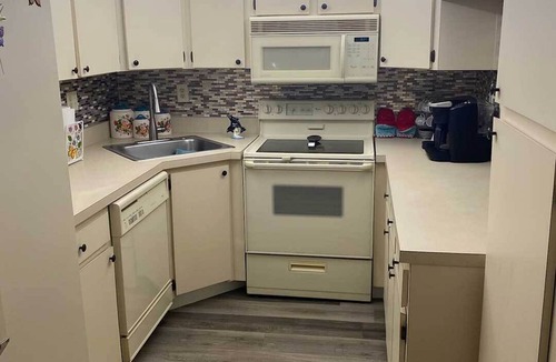 Palm Harbor Condo | 55+ Palm Harbor Retreat 3-Month Minimum Stay