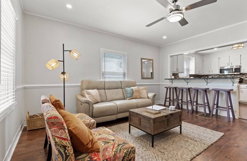 Parker House | 5BR Group Getaway, Pet-Friendly Ideal for Weddings