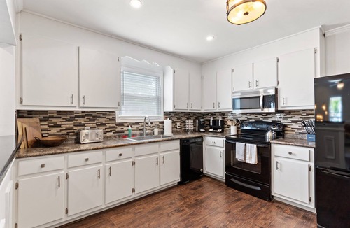 Parker House | 5BR Group Getaway, Pet-Friendly Ideal for Weddings
