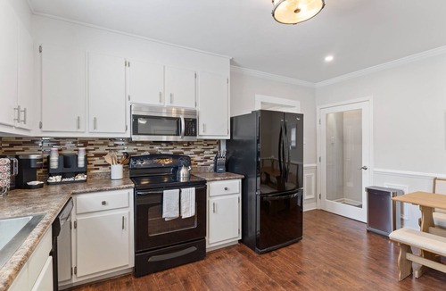 Parker House | 5BR Group Getaway, Pet-Friendly Ideal for Weddings