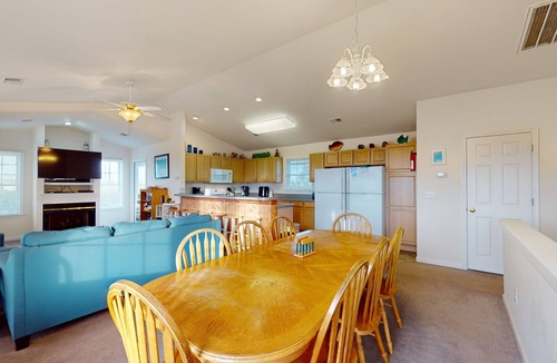 Waves House | 6 BR house Dog friendly with mini golf, pool/hot tub, & game room