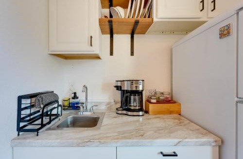 Palm Harbor Apartment | 6 Mi to Honeymoon Island: Studio w/Pool Access