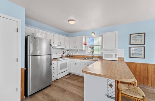 South Nags Head House | 6002-Sunny Delight, Dog-Friendly Nags Head Oasis—90 Ft to Beach