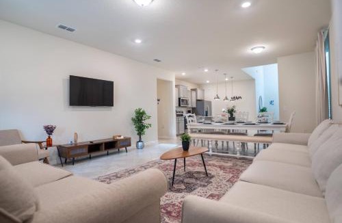 Four Corners House | 6BR Family Pool Home at Windsor Cay