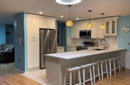 Englewood House | 6min to Beach. Saltwater Pool, Fits 8ppl.