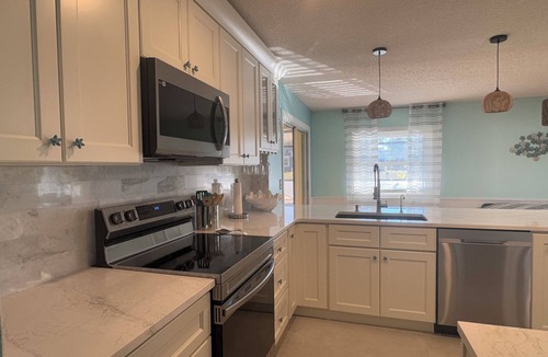 Englewood House | 6min to Beach. Saltwater Pool, Fits 8ppl.