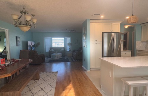 Englewood House | 6min to Beach. Saltwater Pool, Fits 8ppl.