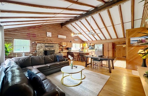 High Springs House | 8.5-Acre Hideaway Pool, Pet-Friendly Retreat