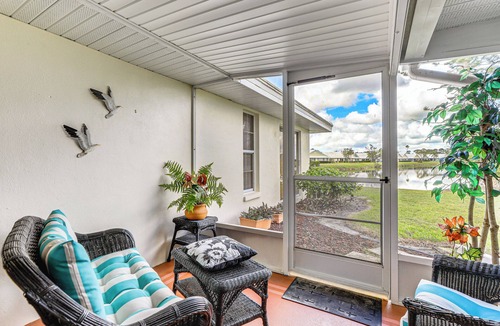 Plantation House | 9 Mi to Caspersen Beach: Lake-View Home w/Porch!