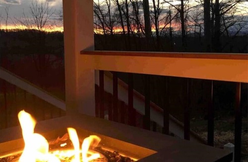 Hendersonville Cottage | A beautiful Sunset Cottage. Amazing Mountain View’s and Sunsets.