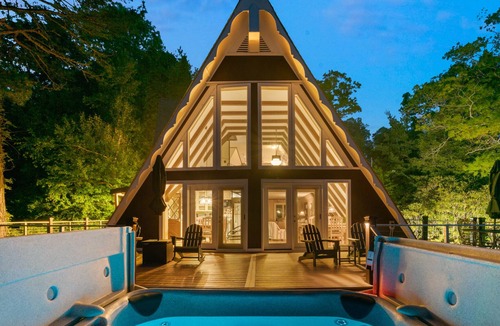 Marion Ski Chalet | A-frame amazing mtn views, hot tub, game room, BRParkway Burnsvillle & hiking
