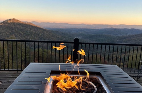 Purlear Cabin | A Private Mountain Retreat with Stunning Views, Cozy Spaces, and Rustic Elegance