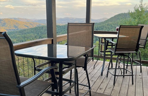 Murphy Ski Chalet | Above the Clouds Mountain top chalet with million dollar views on 4 acres