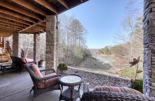 Murphy Cabin | Acorn Abbey - Lakeside Retreat w/3BRs, spring on the water!