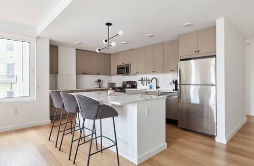 Hoboken Apartment | Airy 3 BR Flat w/shared deck - gym - mins to NYC