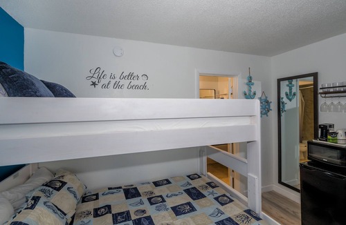Trailer Estates Hotel | All-New, Bunk Bed, Huge Pool, 70" TV, Tiki Bar & Grill!