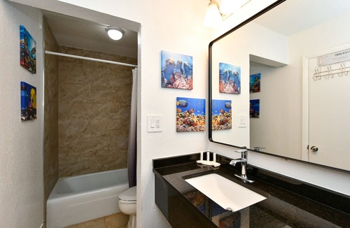 Trailer Estates Hotel | All-New, Bunk Bed, Huge Pool, 70" TV, Tiki Bar & Grill!