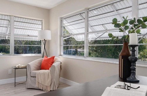 Pine Bay Condo | All New Luxurious Hip StudioSuite! Resort Pool,Grill,5m2Beaches+Dtwn! Wk/MoSave!