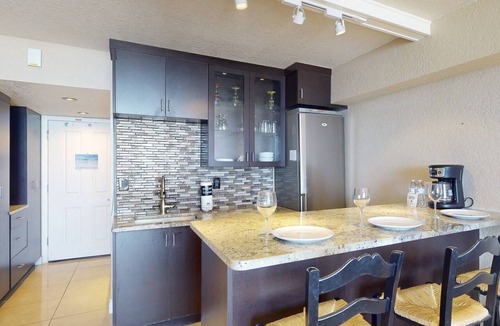 Treasure Island Condo | Amazing Beachfront Studio w/Private Balcony! Beachside Pool, Tiki Bar, Sand Volleyball, Fishing Dock