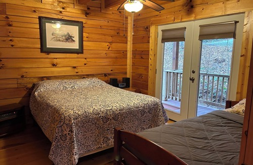 Robbinsville Cabin | AMAZING & COZY LOG CABIN IN WOODS