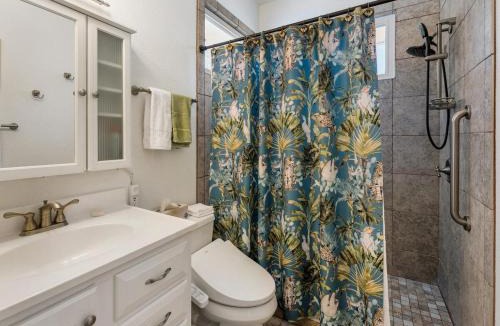 Longbeach Village House | Amazing Village Cottage! Walk to Whitney Beach!