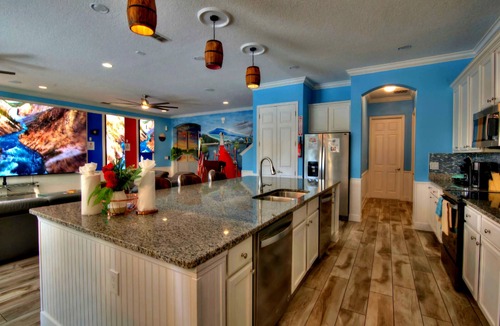 Loughman House | America Bowling Villa, 1 GB wifi, 14 en suites, 20 foot LED Video wall,sleeps 40