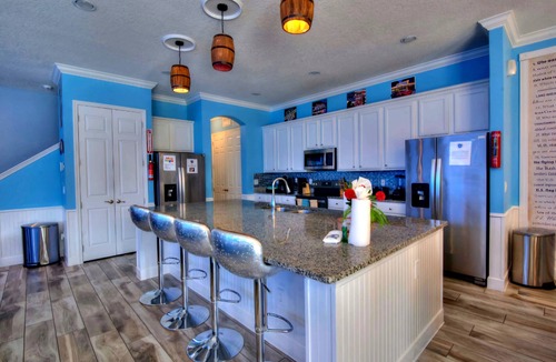 Loughman House | America Bowling Villa, 1 GB wifi, 14 en suites, 20 foot LED Video wall,sleeps 40
