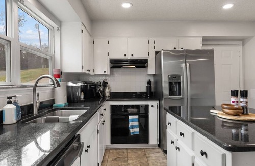 Inman House | Anchored @ Lake Bowen - Family & Pet Friendly Home